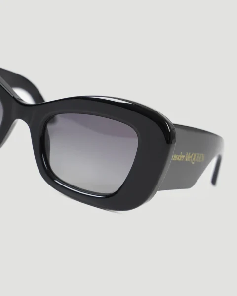 Bold Cat-Eye Sunglasses in Black — снимка 3