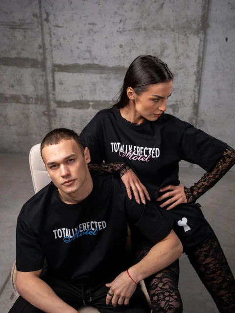 Черна овърсайз тениска – Do not disturb love — снимка 2