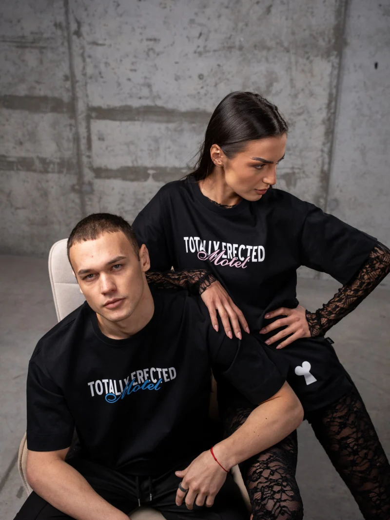 Черна овърсайз тениска – Do not disturb love — снимка 2