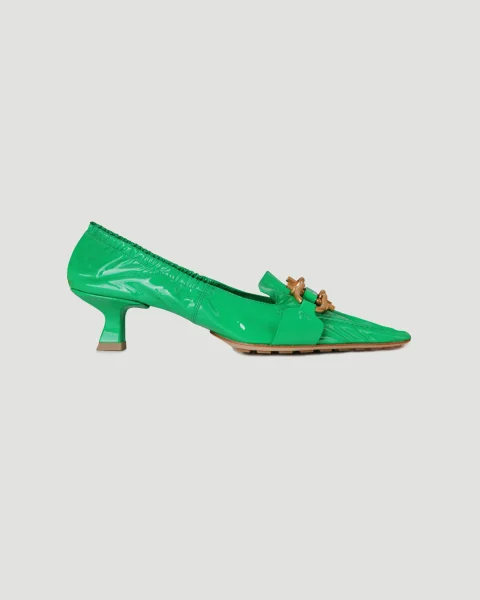 Madame Pump in Parakeet