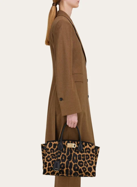 Чанта с 'furry texture' дизайн 'Studio soft' Ferragamo (L) — снимка 8