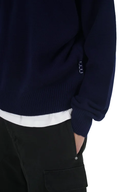 V-Neck Cashmere Jumper in Navy — снимка 2
