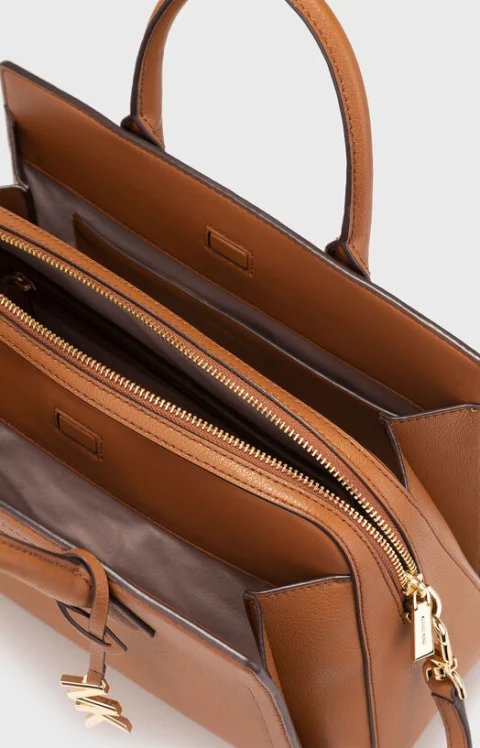 Кожена чанта със златист лого детайл — снимка 6