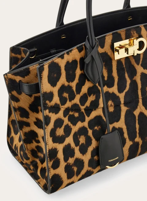 Чанта с 'furry texture' дизайн 'Studio soft' Ferragamo (L) — снимка 5