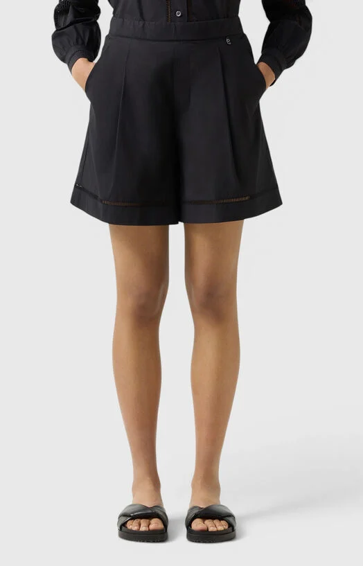 Къси панталони с акцентна бродерия