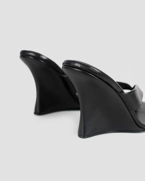 Leather Thong Wedges in Black — снимка 4