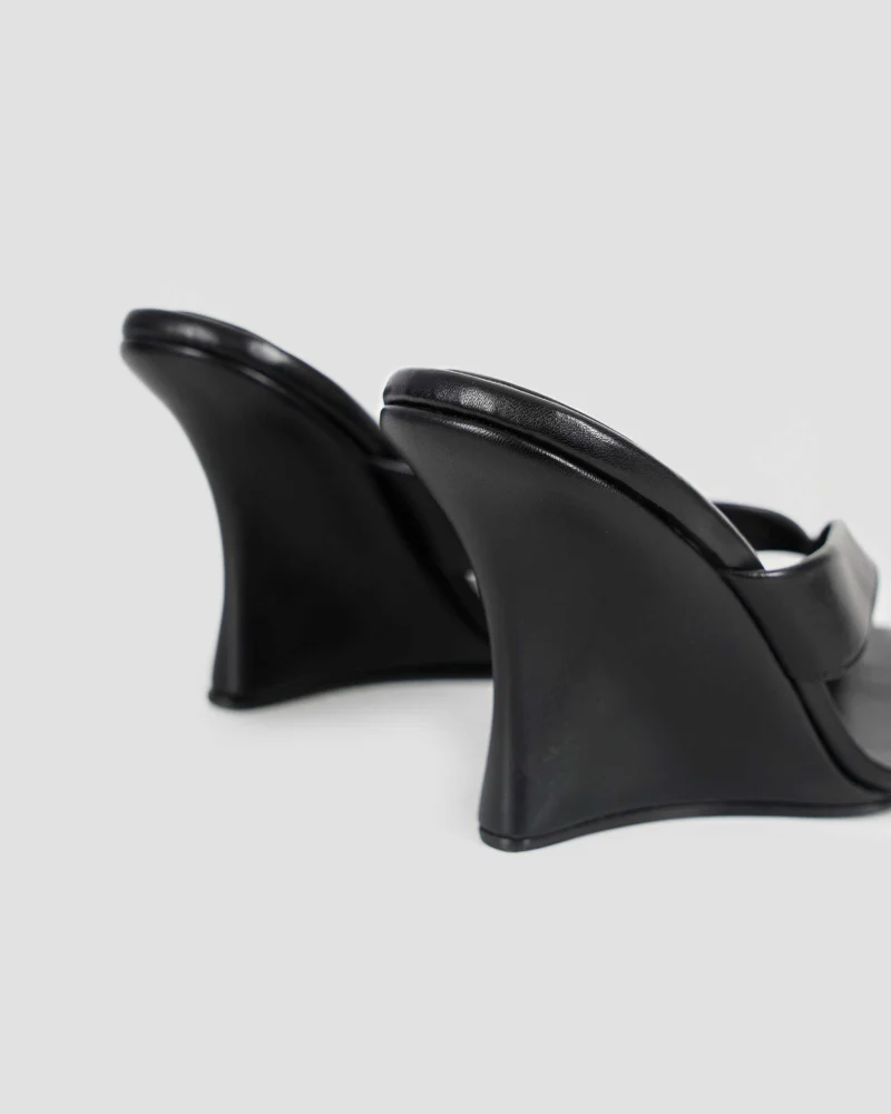 Leather Thong Wedges in Black — снимка 4