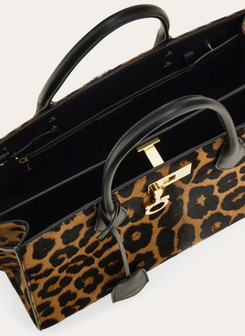 Чанта с 'furry texture' дизайн 'Studio soft' Ferragamo (L) — снимка 6