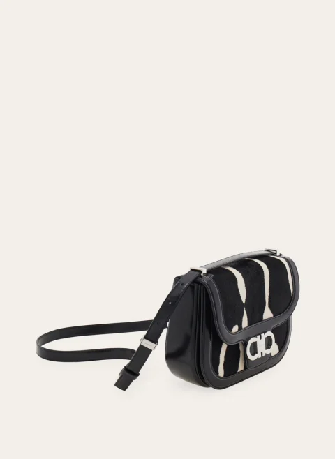 Чанта с 'furry texture' дизайн Ferragamo — снимка 6