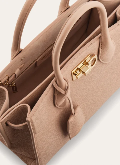 Чанта Studio soft Ferragamo (M) Dusty Pink — снимка 2