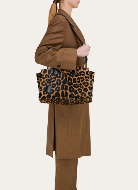 Чанта с 'furry texture' дизайн 'Studio soft' Ferragamo (L) — снимка 7