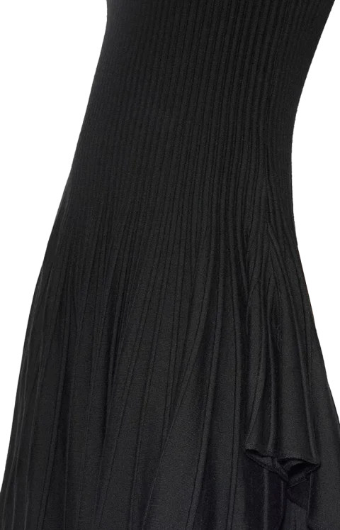 Sculpting Pointed Dress in Black — снимка 2