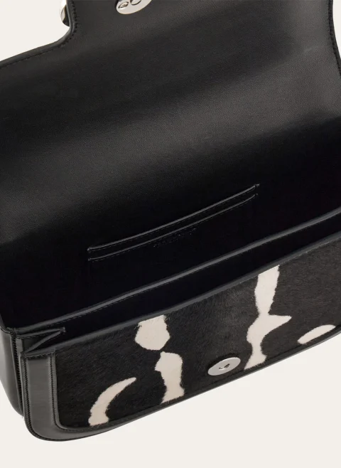 Чанта с 'furry texture' дизайн Ferragamo — снимка 4